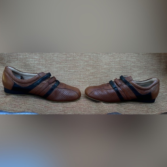 SJB St. John’s Bay Girls Leather Active Shoes - Picture 3 of 9